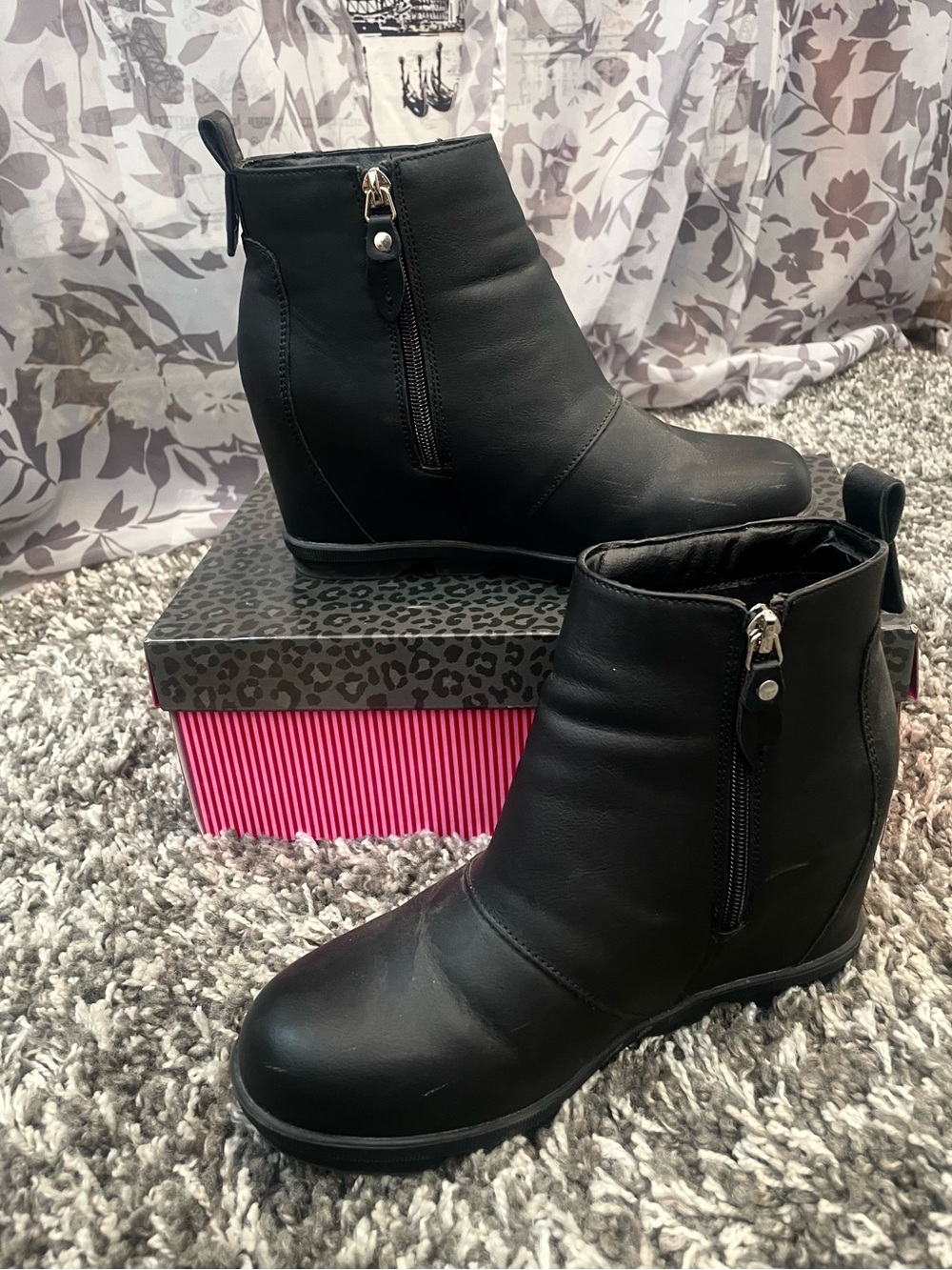 Classic Black Women's Ankle Boot with Side Zip, Sz 8